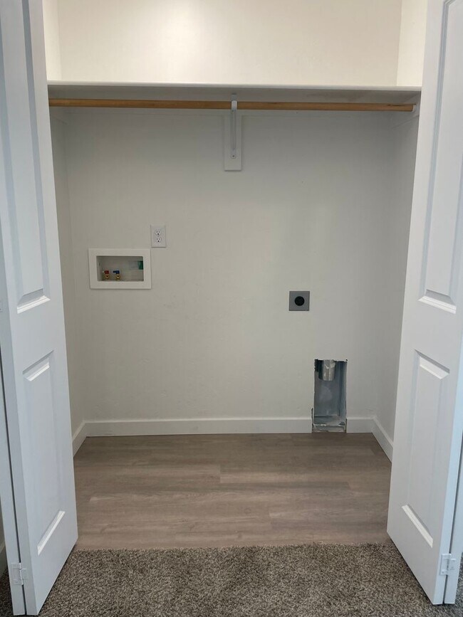 Building Photo - Available Now- Beautiful Nampa Townhome