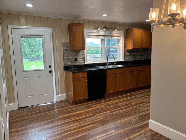 Building Photo - Updated 2 bedroom with Bonus room home in ...