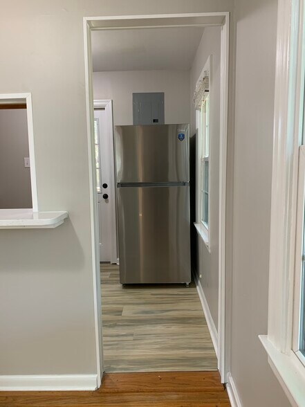 Building Photo - 114 Ellinor St