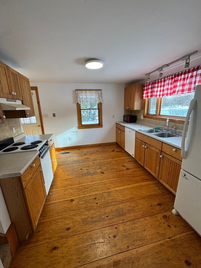 Building Photo - Charming Two-Bedroom Home in a Peaceful Wooded Setting (CURRENTLY UNDER CONTRACT)