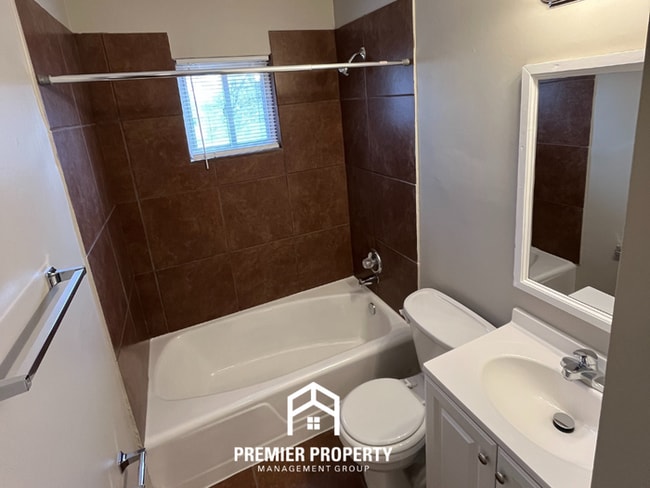 Building Photo - Beautiful 3BR/2BA Memphis Home with Hardwood Floors, Formal Dining & Fenced Yard