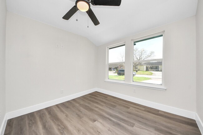 Building Photo - 918 Loper St