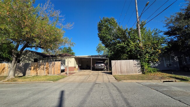 Building Photo - 2111 3rd St