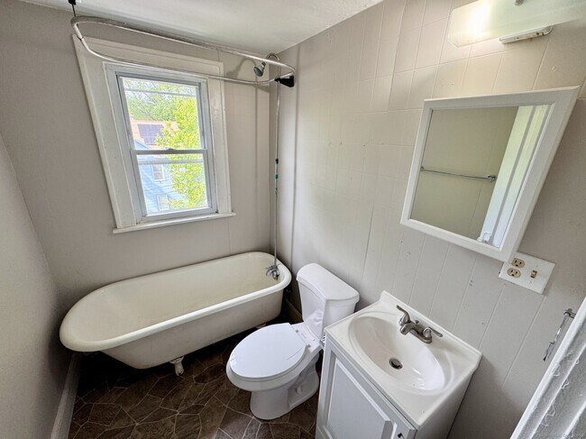 Building Photo - 384 Brightwood Ave