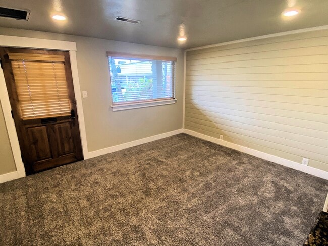 Building Photo - 3443 S State St