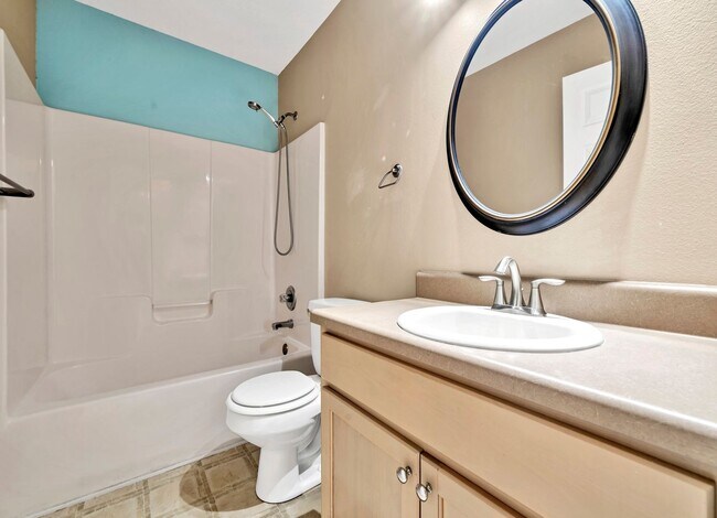 Building Photo - 4bed/2bath...Navarre home!
