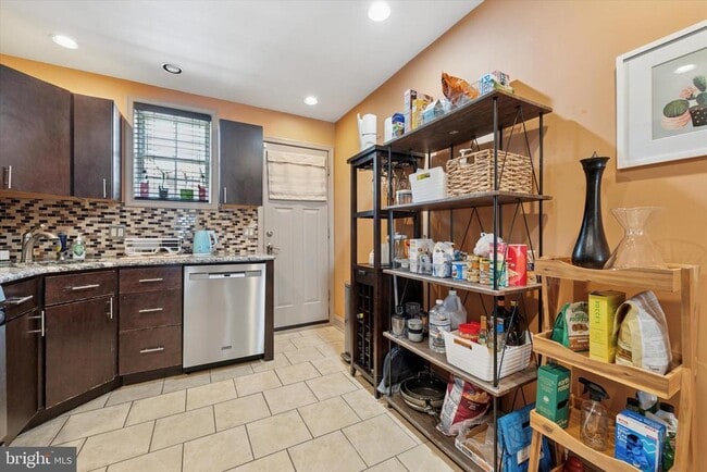 Building Photo - 2423 S Bancroft St