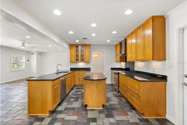 Building Photo - 1711 Chestnut Ave