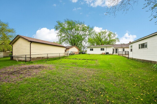 Building Photo - 670 Lakeview Ln