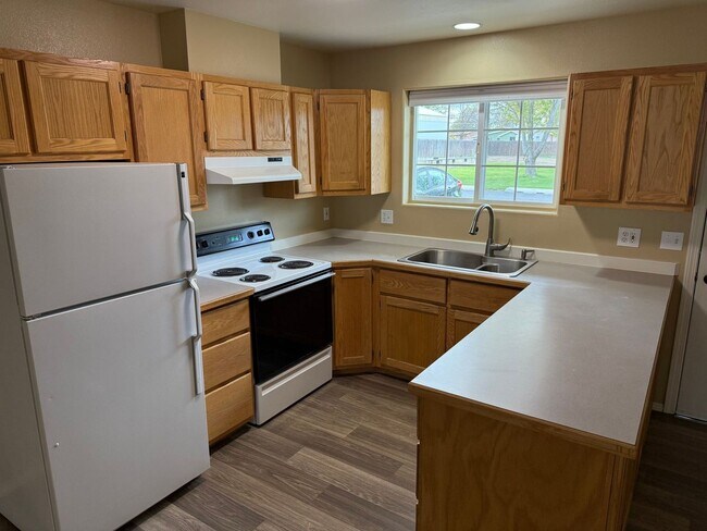 Building Photo - Newly Renovated Ground Level Orchards 2-be...
