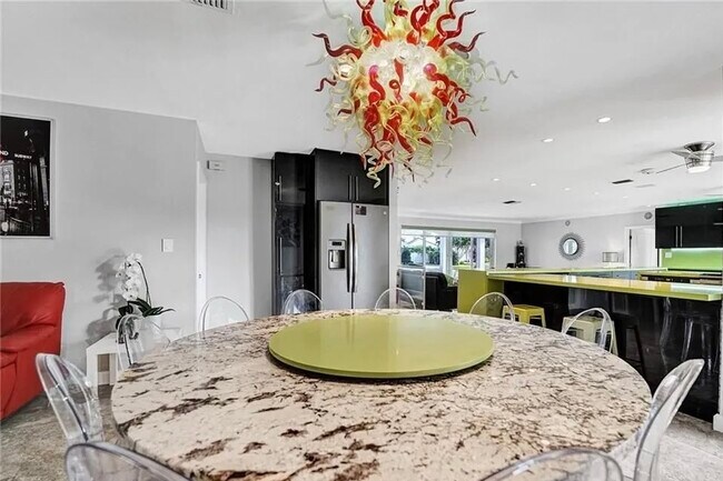 Building Photo - 2830 NE 55th St