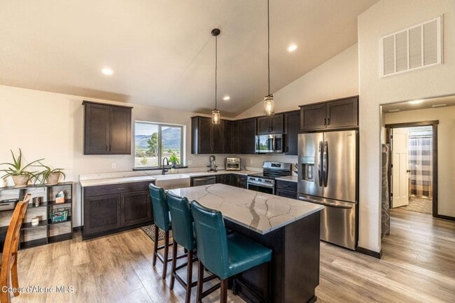 Building Photo - Beautiful home on 5 Acres