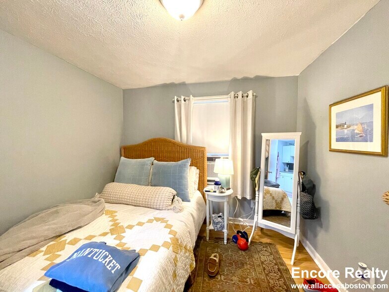 Building Photo - 523 E 3rd St