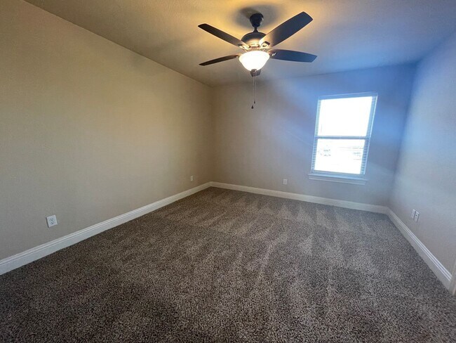Building Photo - 3BD/2.5BA Benbrook Townhome – 9-Ft Ceilings, Granite Kitchen, Walk-In Master Shower, Attached Gar...