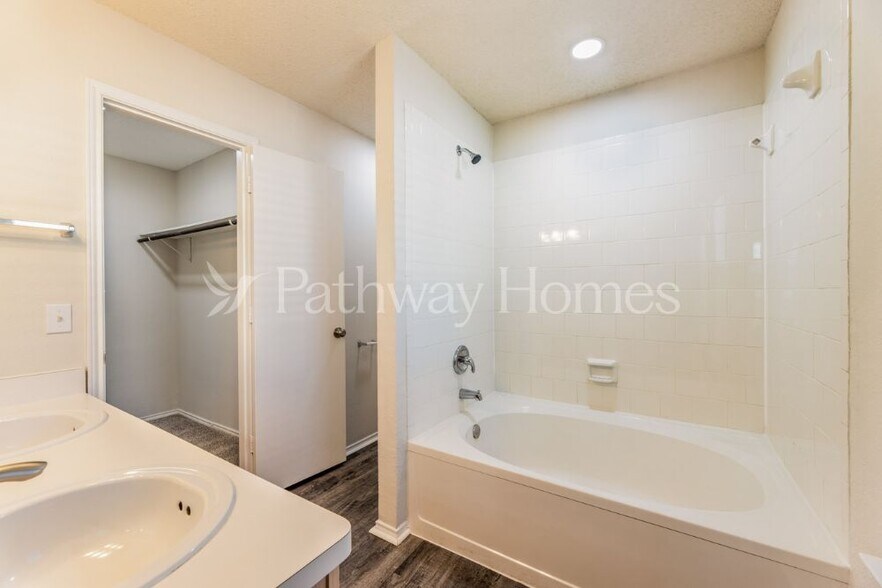 Building Photo - 1405 Dundee Dr