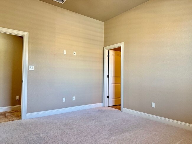 Building Photo - House For Rent