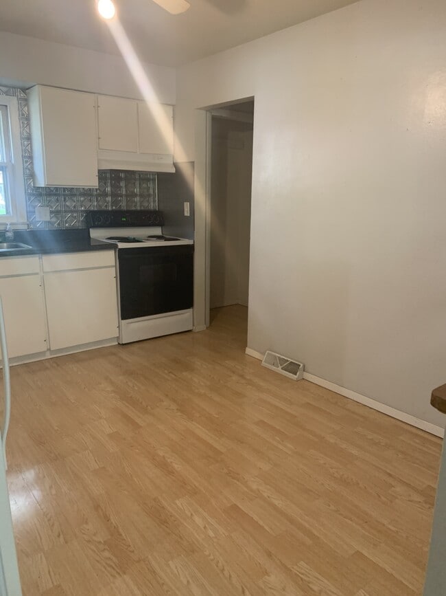 Building Photo - 513 W Clark St