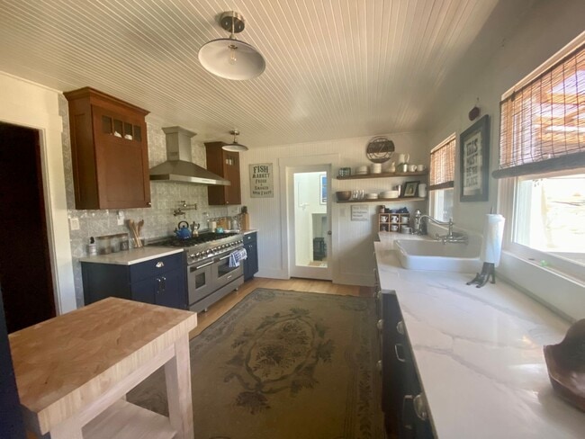 Building Photo - Black Raven Cottage in Historic Seaview ~ ...