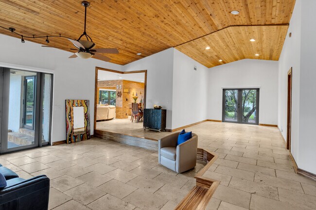 Building Photo - 13400 N Calusa Club Dr