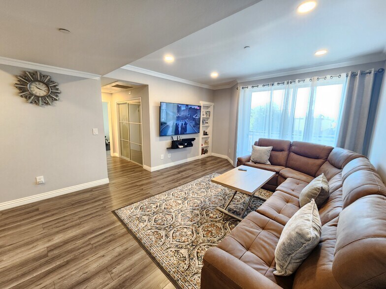 Building Photo - 13941 Sherman Way