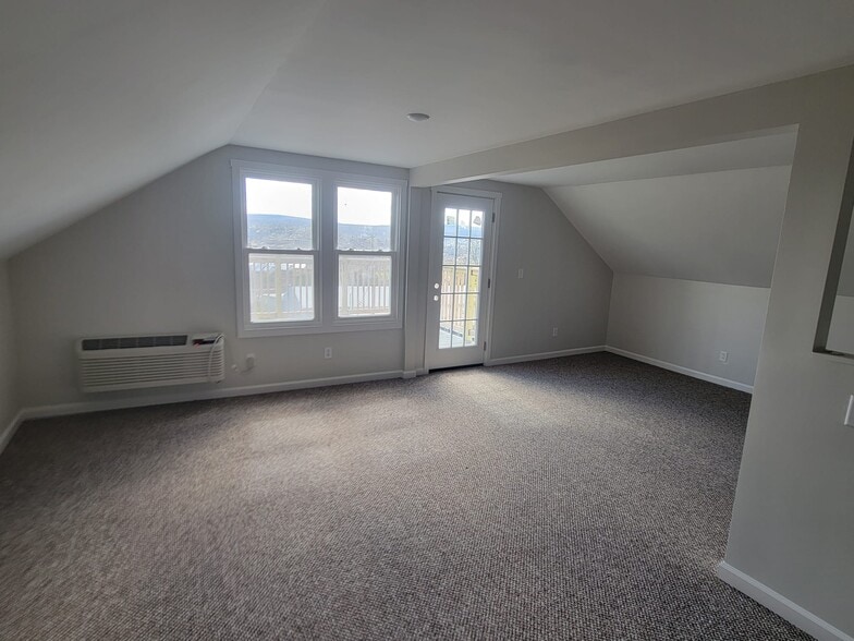 600 SF Loft with space for work, art or recreation - 720 N Main Ave
