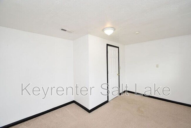 Building Photo - 9408 Turnpike Ln