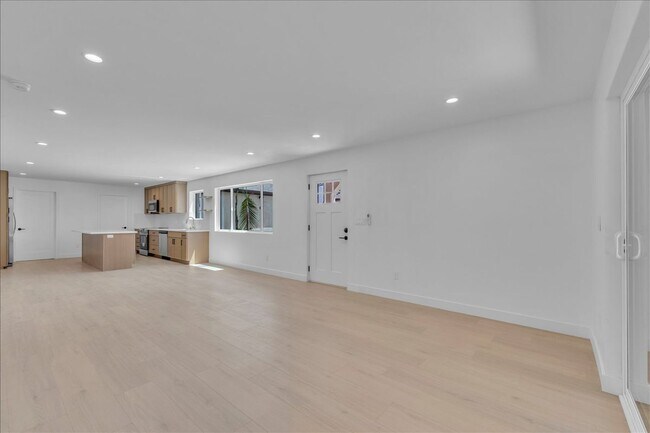 Building Photo - 6915 Encino Ave