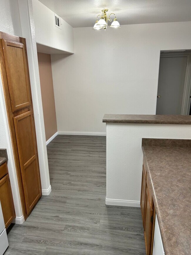 Building Photo - Charming 1 bedroom Condo with full size Ga...