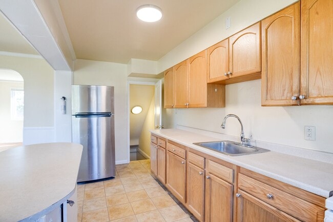 Building Photo - Charming End-Unit Townhome