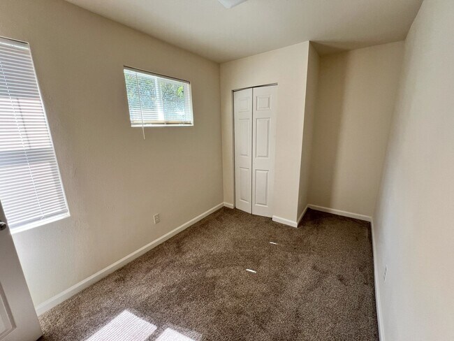 Building Photo - Beautiful 3 bedroom, 1 bathroom home locat...