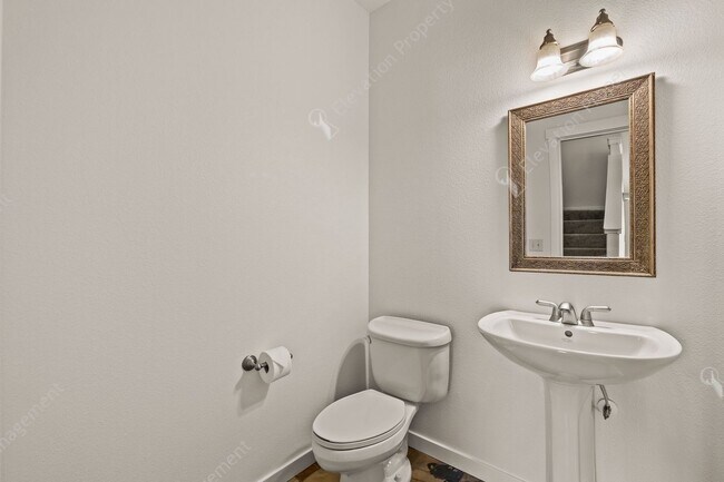 Building Photo - Eagle Crest Townhome Steps to Lakeside Cen...