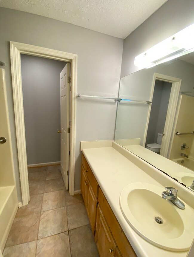 Building Photo - Perfect Duplex in a Great Auburn Neighborhood!