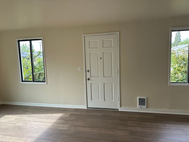 Building Photo - Charming 2 bed 1 bath house in a great nei...