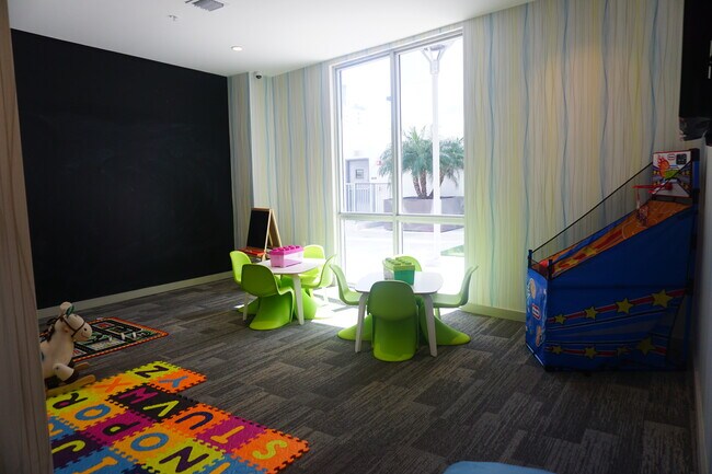 Building Photo - 1010 SW 2nd Ave