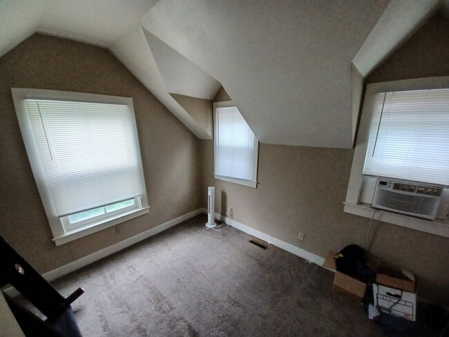Building Photo - Single Family Home Rich in History - Great...