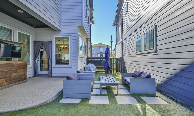 Building Photo - 18618 Admiration Dr