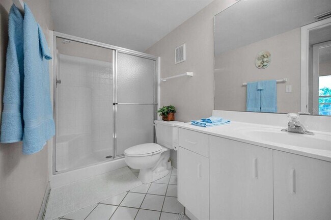 Building Photo - 6085 Bahia Del Mar Cir N