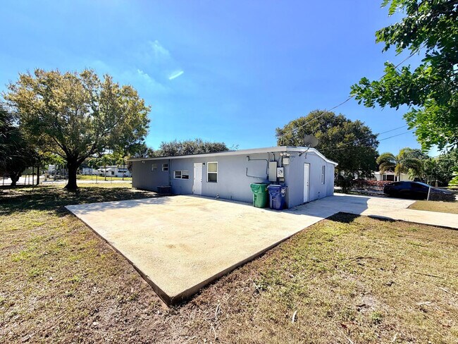 Building Photo - 205 NW 33rd Ave