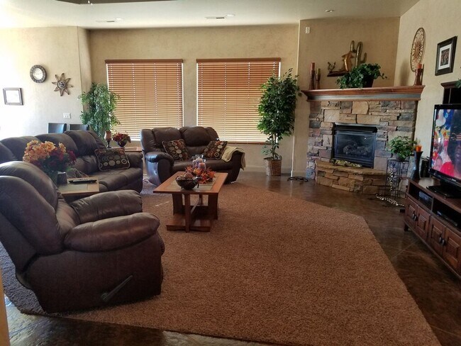 Building Photo - Beautiful Corner Lot! FULLY FURNISHED! Available Now!!