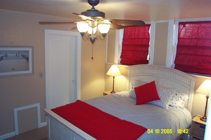 Master bedroom. - 24606 University Ave