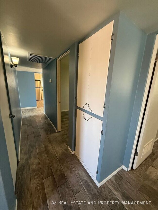 Building Photo - 1725 S Farmer Ave