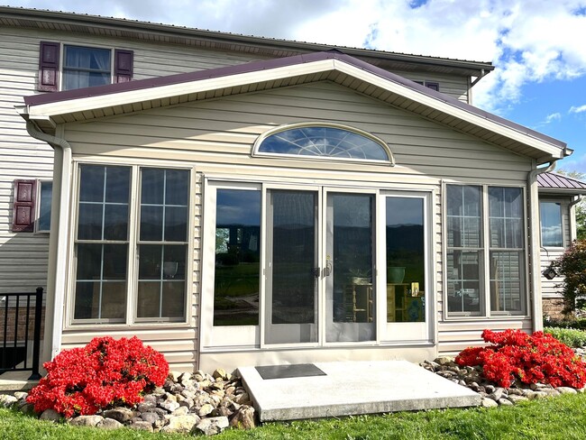 Building Photo - Spacious 4BR/3.5BA Single Family Home on 2...