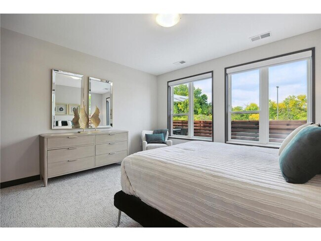 Building Photo - 253 Lake St E