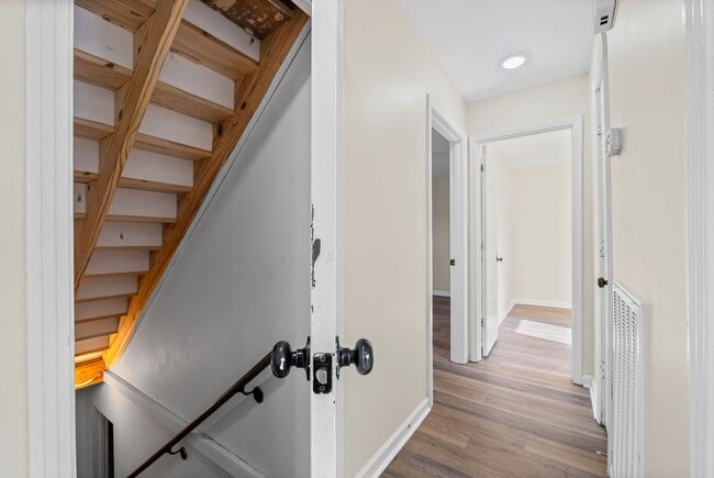 Building Photo - 564 Briarwood Dr