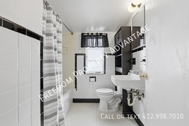 Building Photo - 3396 Columbia Dr