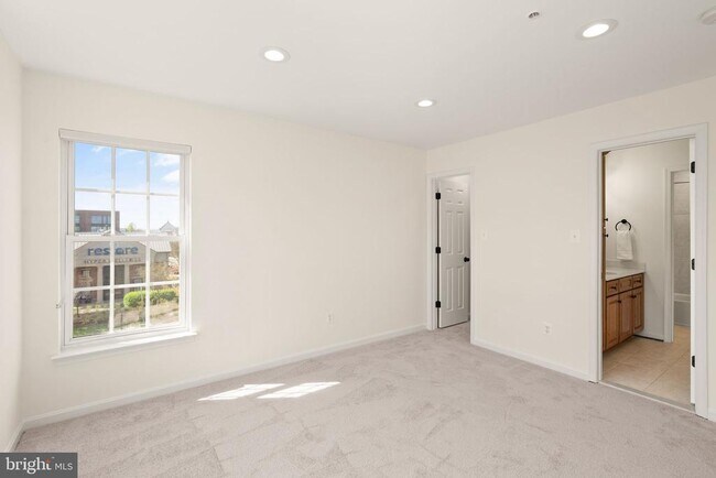 Building Photo - 42465 Regal Wood Dr