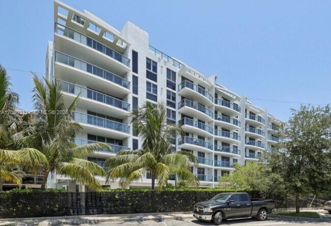 Building Photo - 13800 Highland Dr