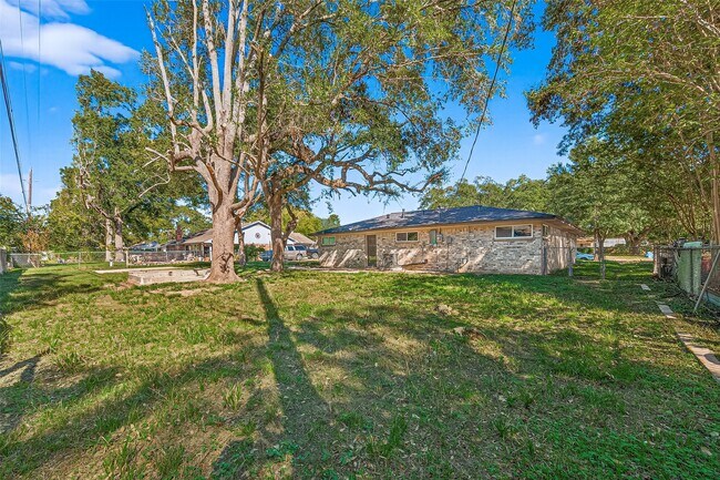 Building Photo - 1611 Drexel Dr