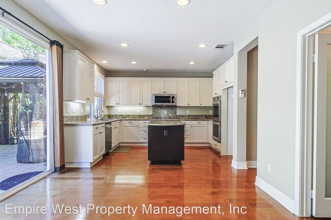 Building Photo - 5 br, 3 bath House - 28115 De La Vina Way