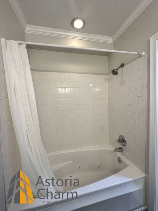 Building Photo - 3 Bedroom Home with Rooftop Views and Modern Finishes